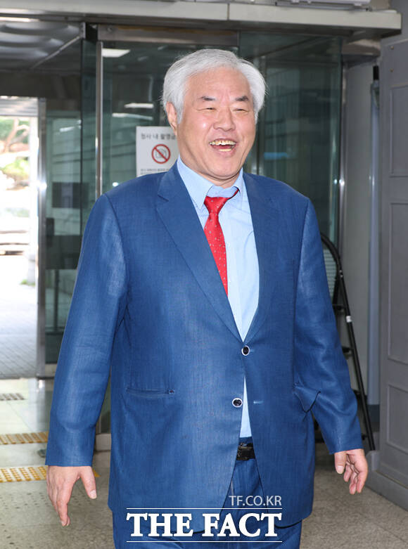 공직선거법 위반 혐의를 받는 전광훈 사랑제일교회 목사가 11일 오전 서울 서초구 서울중앙지방법원에서 열린 공판에 출석하고 있다. /이새롬 기자