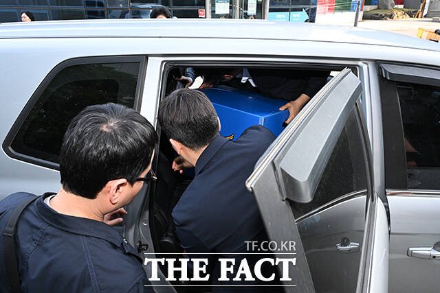 제9회 전국동시지방선거 투표용지 부족 사태를 수사중인 검경 합동수사본부 관계자들이 11일 오후 서울 종로구 서울특별시선거관리위원회에서 압수수색을 마친 뒤 압수수색 상자를 들고 나오고 있다. /김성렬 기자