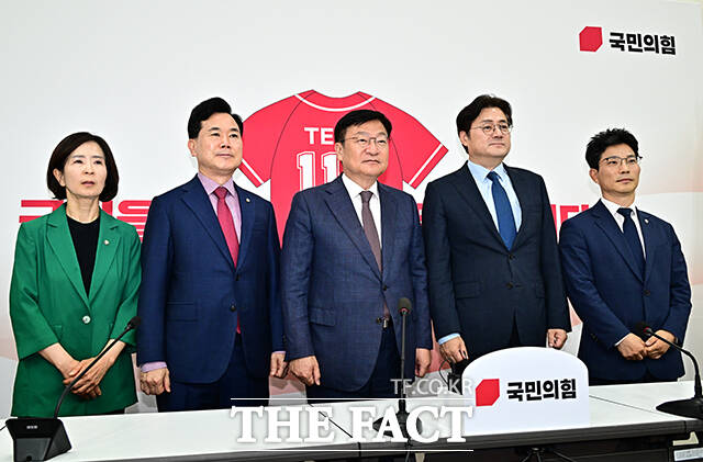 정점식 국민의힘 신임 원내대표가 11일 오후 서울 여의도 국회에서 홍익표 청와대 정무수석을 접견하며 인사말을 하고 있다.