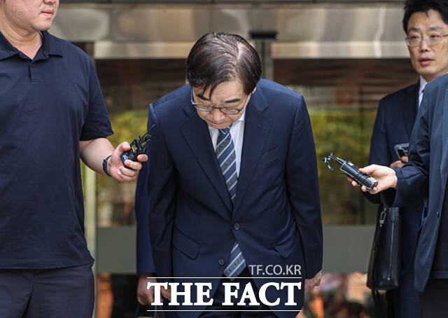 변호사 등록을 하지 않은 채 화천대유자산관리의 법률 상담을 하고 대가를 받은 혐의로 재판에 넘겨진 권순일 전 대법관이 11일 오전 서울 서초구 서울중앙지법에서 열린 1심에서 공소기각 선고를 받은 뒤 나서고 있다. /이새롬 기자