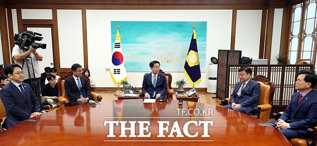 조정식 국회의장이 11일 오후 서울 여의도 국회에서 여야 원내대표와 회동 전 기념촬영을 하고 있다. 왼쪽부터 한병도 더불어민주당 원내대표, 조 의장, 정점식 국민의힘 원내대표. /국회=배정한 기자