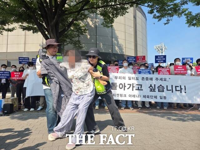 6·3 지방선거 투표용지 부족 사태 이후 서울 송파구 올림픽공원 핸드볼경기장에 마련된 개표소 봉쇄 시위가 일주일째 이어지는 가운데 체육단체들의 경기장 진입이 또 다시 가로막혔다. 체육단체들은 일터로 돌아가게 해달라고 호소하며 공권력 투입을 요청했다. /안디모데 기자