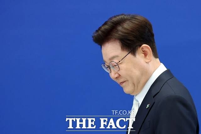 이재명 대통령은 취임 이래 지역균형발전을 강조해 왔다. 사진은 이재명 대통령이 지난 8일 청와대 영빈관에서 열린 취임 1주년 기자회견 '대체불가 대한민국'에 입장하고 있다. /뉴시스