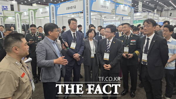 10일부터 일산 킨텍스에서 열리고2026 대한민국 직업계고 고졸인재 채용엑스포가 열리는 가운데 최교인 교육부 장관이 군특성화고 전시관에서 정책과 진로에 대한 설명을 듣고 있다. /정예준 기자