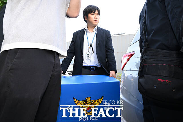제9회 전국동시지방선거 투표용지 부족 사태를 수사중인 검경 합동수사본부 관계자들이 11일 오후 서울 종로구 서울특별시선거관리위원회에서 압수수색을 마친 뒤 압수수색 상자를 들고 나오고 있다. /김성렬 기자
