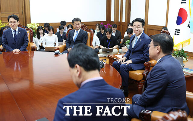 조정식 국회의장이 11일 오후 서울 여의도 국회에서 여야 원내대표와 회동 전 기념촬영을 하고 있다. 왼쪽부터 한병도 더불어민주당 원내대표, 조 의장, 정점식 국민의힘 원내대표. /국회=배정한 기자