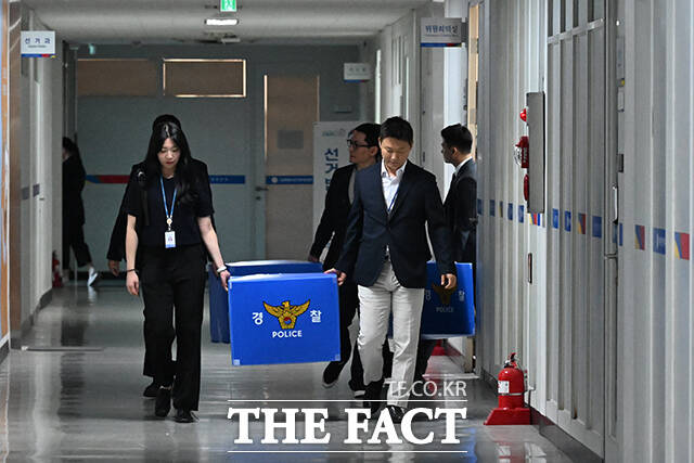 제9회 전국동시지방선거 투표용지 부족 사태를 수사중인 검경 합동수사본부 관계자들이 11일 오후 서울 종로구 서울특별시선거관리위원회에서 압수수색을 마친 뒤 압수수색 상자를 들고 나오고 있다. /김성렬 기자