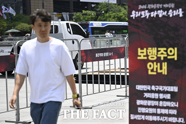 가설무대 뒤로 세종대왕상이 보이고 있다.