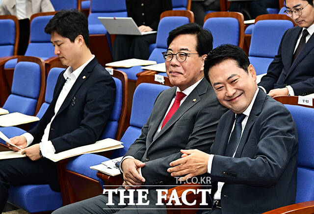 장 대표(오른쪽)는 선거 직후부터 투표용지 부족 사태와 관련해 중앙선거관리위원회 책임론을 제기하며 재선거 필요성을 촉구해 왔다. /배정한 기자
