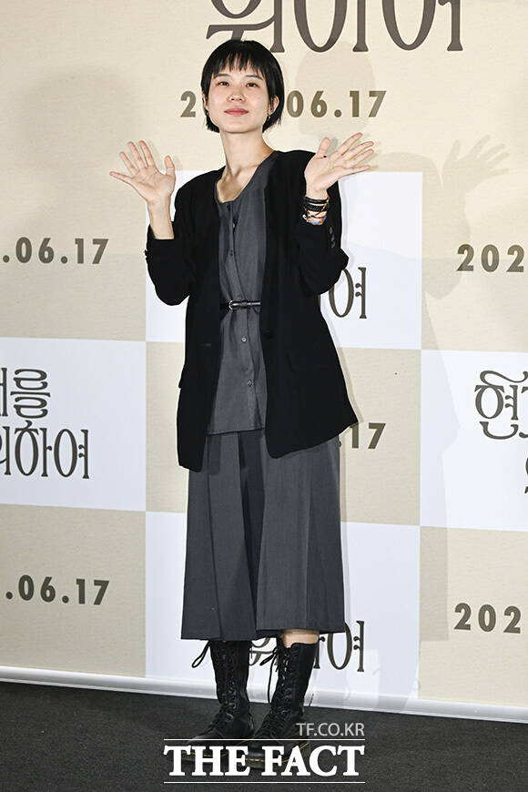김다솜 감독과 배우 배민수, 황보운, 채정안(왼쪽부터)이 포즈를 취하고 있다.