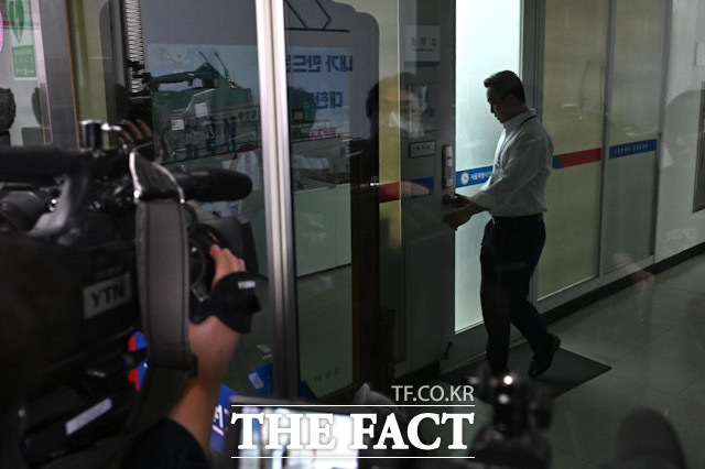 경찰이 11일 오전 제9회 전국동시지방선거 투표용지 부족 사태 수사를 위해 서울 종로구 서울특별시선거관리위원회를 압수수색 하고 있다. /김성렬 기자