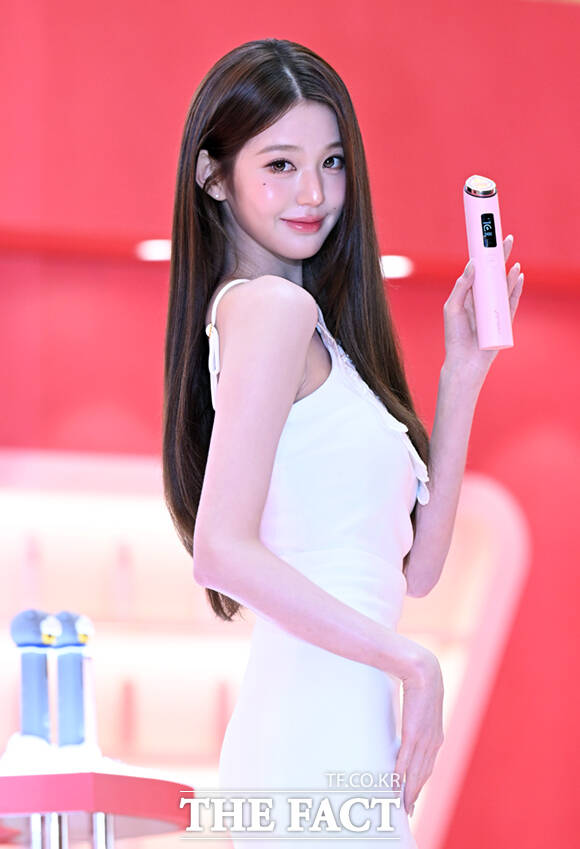 아이브 장원영이 11일 서울 송파구 롯데백화점 에비뉴엘 잠실점에 마련된 팝업스토어 '핑크 글로우 테크 라운지' 오픈 기념행사에 참석해 포즈를 취하고 있다. /이새롬 기자