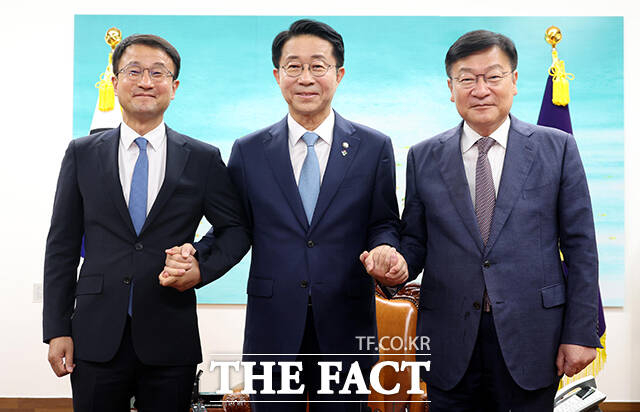 조정식 국회의장이 11일 오후 서울 여의도 국회에서 여야 원내대표와 회동 전 기념촬영을 하고 있다. 왼쪽부터 한병도 더불어민주당 원내대표, 조 의장, 정점식 국민의힘 원내대표. /국회=배정한 기자