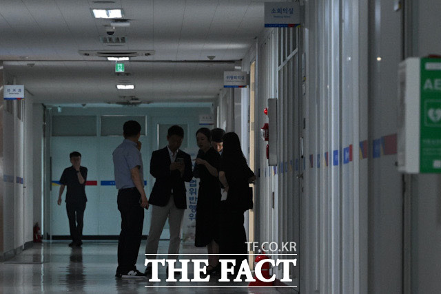 경찰이 11일 오전 제9회 전국동시지방선거 투표용지 부족 사태 수사를 위해 서울 종로구 서울특별시선거관리위원회를 압수수색 하고 있다. /김성렬 기자