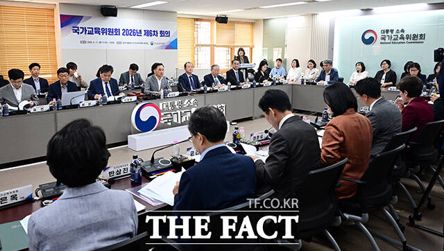 차정인 국가교육위원장이 11일 오후 서울 종로구 정부서울청사에서 열린 2026년 6차 회의에 참석해 모두발언을 하고 있다. /임영무 기자