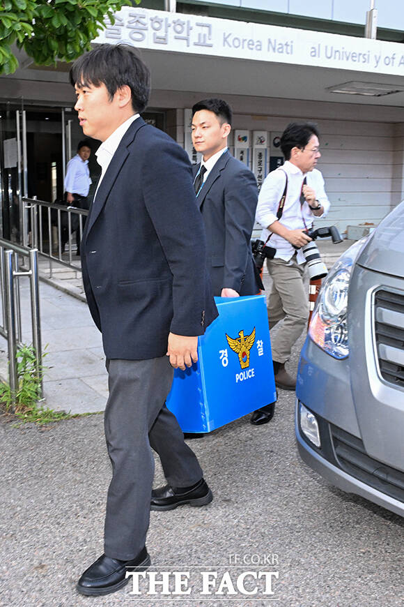 제9회 전국동시지방선거 투표용지 부족 사태를 수사중인 검경 합동수사본부 관계자들이 11일 오후 서울 종로구 서울특별시선거관리위원회에서 압수수색을 마친 뒤 압수수색 상자를 들고 나오고 있다. /김성렬 기자