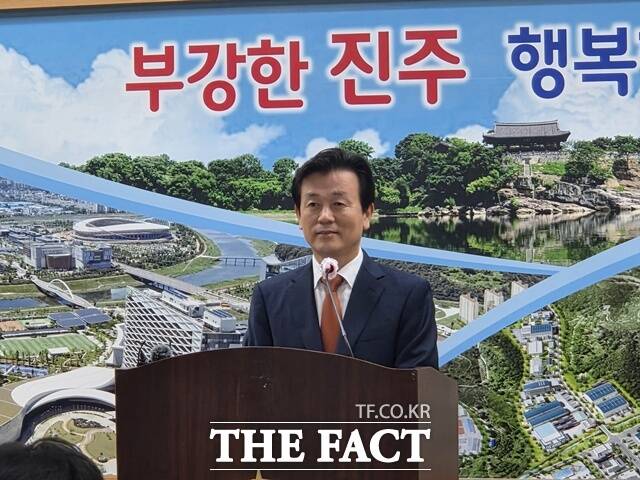 무소속으로 출마해 3선에 성공한 조규일 경남 진주시장이 11일 시청 브리핑룸에서 기자회견을 열고 민선 9기 시정 청사진을 발표하고 있다. /진주=이경구 기자