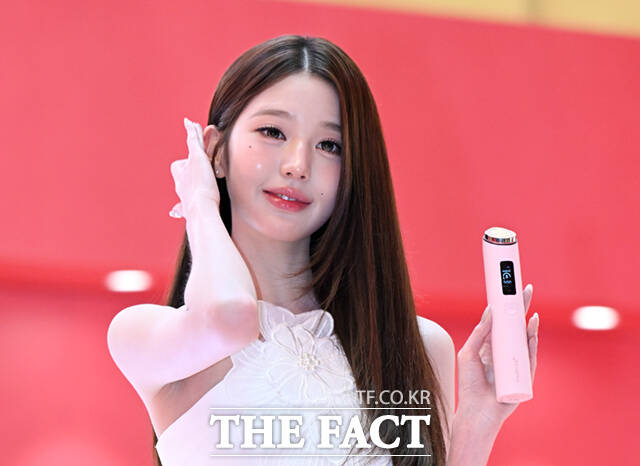 아이브 장원영이 11일 서울 송파구 롯데백화점 에비뉴엘 잠실점에 마련된 팝업스토어 '핑크 글로우 테크 라운지' 오픈 기념행사에 참석해 포즈를 취하고 있다. /이새롬 기자