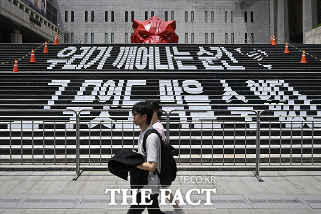 2026 북중미 월드컵에 진출한 대한민국 대표팀의 첫 경기인 체코전(한국시간 12일)을 하루 앞둔 11일 오후 서울 종로구 세종문화회관에 월드컵 관련 조형물이 설치돼 있다. /송호영 기자
