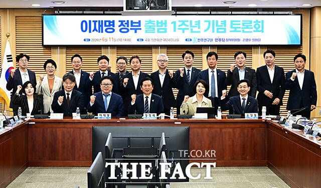이재영 민주연구원장과 정청래 더불어민주당 대표, 한정애 정책위의장, 윤창렬 국무조정실장(아랫쪽 왼쪽 두번째부터)이 11일 오후 서울 여의도 국회 의원회관 제2세미나실에서 열린 이재명 정부 출범 1주년 기념 토론회에 참석해 기념사진 촬영을 하고 있다.