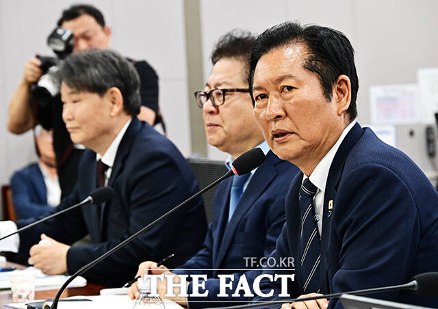 이재영 민주연구원장과 정청래 더불어민주당 대표, 한정애 정책위의장, 윤창렬 국무조정실장(아랫쪽 왼쪽 두번째부터)이 11일 오후 서울 여의도 국회 의원회관 제2세미나실에서 열린 이재명 정부 출범 1주년 기념 토론회에 참석해 기념사진 촬영을 하고 있다.