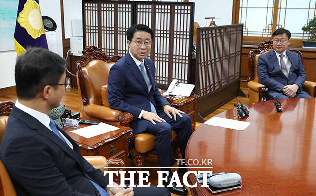 조정식 국회의장이 11일 오후 서울 여의도 국회에서 여야 원내대표와 회동 전 기념촬영을 하고 있다. 왼쪽부터 한병도 더불어민주당 원내대표, 조 의장, 정점식 국민의힘 원내대표. /국회=배정한 기자