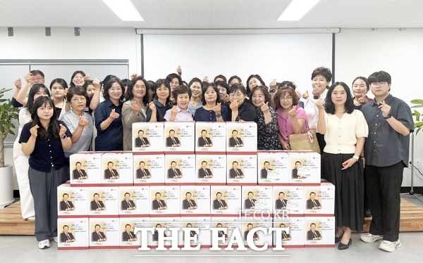 대전시 대덕구노인종합복지관이 지역 취약 어르신 30명을 대상으로 11일 독거노인종합지원센터와 롯데복지재단이 주관해 식료품과 생활필수품 등이 풍성하게 담긴 '롯데플레저박스'를 전달했다. /대덕구노인종합복지관