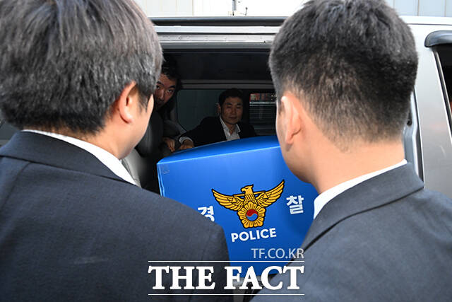 제9회 전국동시지방선거 투표용지 부족 사태를 수사중인 검경 합동수사본부 관계자들이 11일 오후 서울 종로구 서울특별시선거관리위원회에서 압수수색을 마친 뒤 압수수색 상자를 들고 나오고 있다. /김성렬 기자