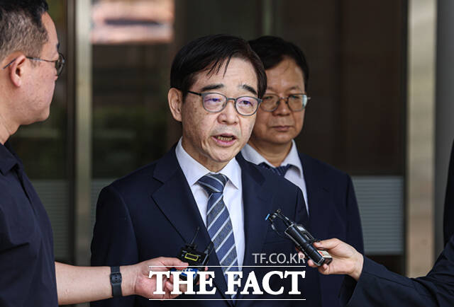 변호사 등록을 하지 않은 채 화천대유자산관리의 법률 상담을 하고 대가를 받은 혐의로 재판에 넘겨진 권순일 전 대법관이 11일 오전 서울 서초구 서울중앙지법에서 열린 1심에서 공소기각 선고를 받은 뒤 나서고 있다. /이새롬 기자