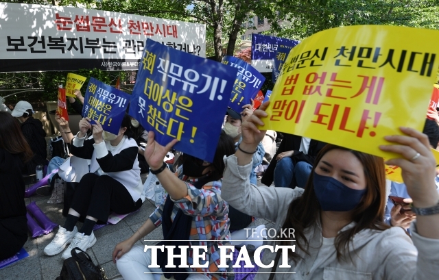 눈썹, 헤어라인 문신은 의료행위가 아니므로 의사가 아닌 사람도 할 수 있다는 대법원 판단이 나왔다./더팩트 DB
