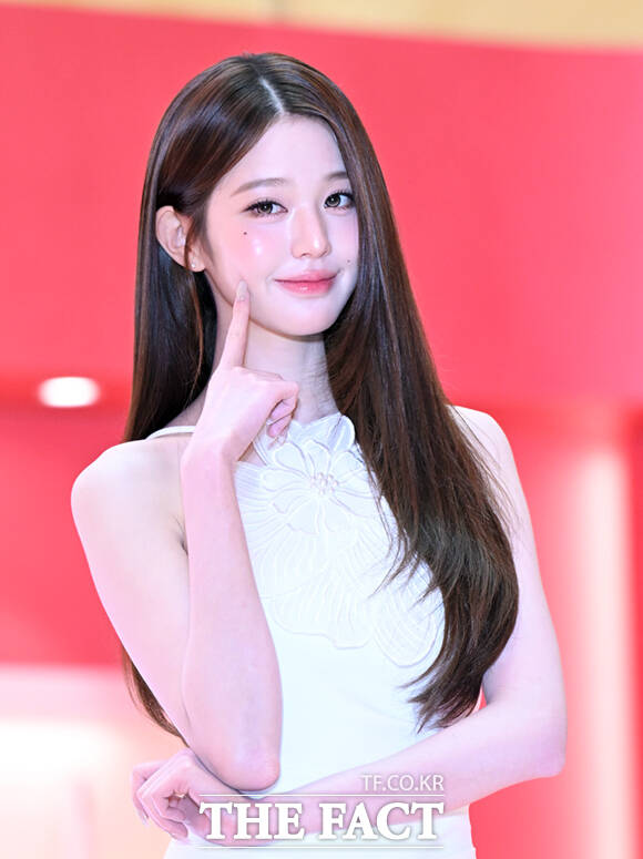 아이브 장원영이 11일 서울 송파구 롯데백화점 에비뉴엘 잠실점에 마련된 팝업스토어 '핑크 글로우 테크 라운지' 오픈 기념행사에 참석해 포즈를 취하고 있다. /이새롬 기자