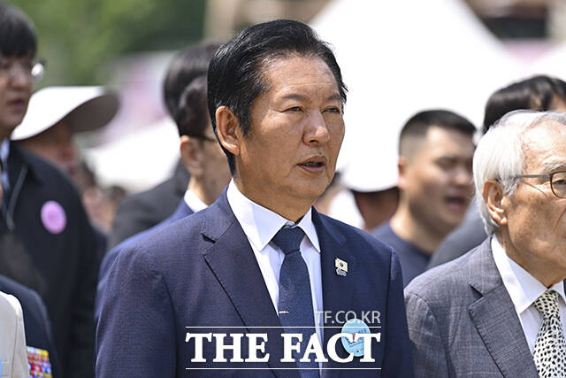 6·3 지방선거 이후 더불어민주당과 국민의힘 지지율 격차가 오차범위 내 접전을 보이는 가운데, 전당대회를 둘러싼 내홍과 지도부 책임론 등이 원인으로 꼽히고 있다. 사진은 정청래 민주당 대표가 지난 10일 오전 서울 종로구 광화문광장에서 열린 제100주년 6·10만세운동 기념식에 참석해 애국가를 제창하고 있는 모습. /임영무 기자