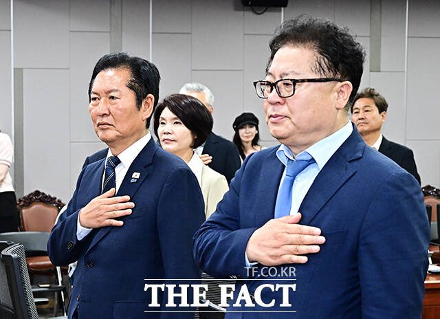 이재영 민주연구원장과 정청래 더불어민주당 대표, 한정애 정책위의장, 윤창렬 국무조정실장(아랫쪽 왼쪽 두번째부터)이 11일 오후 서울 여의도 국회 의원회관 제2세미나실에서 열린 이재명 정부 출범 1주년 기념 토론회에 참석해 기념사진 촬영을 하고 있다.