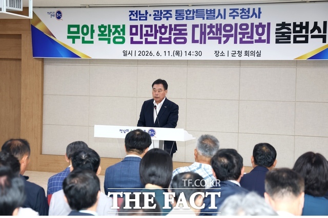 11일 무안군청에서 열린 전남광주통합특별시 주청사 무안 확정 민·관 합동 대책위원회 출범식에서 김산 무안군수가 주청사 무안 확정을 촉구하고 있다. /무안군