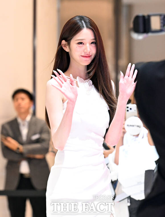 아이브 장원영이 11일 서울 송파구 롯데백화점 에비뉴엘 잠실점에 마련된 팝업스토어 '핑크 글로우 테크 라운지' 오픈 기념행사에 참석해 포즈를 취하고 있다. /이새롬 기자