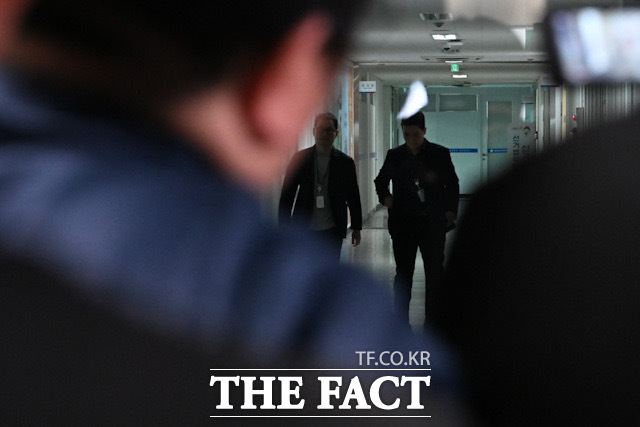 경찰이 11일 오전 제9회 전국동시지방선거 투표용지 부족 사태 수사를 위해 서울 종로구 서울특별시선거관리위원회를 압수수색 하고 있다. /김성렬 기자