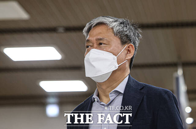 드라마 제작사 '바람픽쳐스'를 고가에 인수해 회사에 손해를 입힌 혐의로 기소돼 1심에서 무죄를 선고받은 김성수 전 카카오엔터테인먼트 대표가 11일 오전 서울 서초구 서울고등법원에서 열린 선고 공판에 출석하고 있다. /이새롬 기자