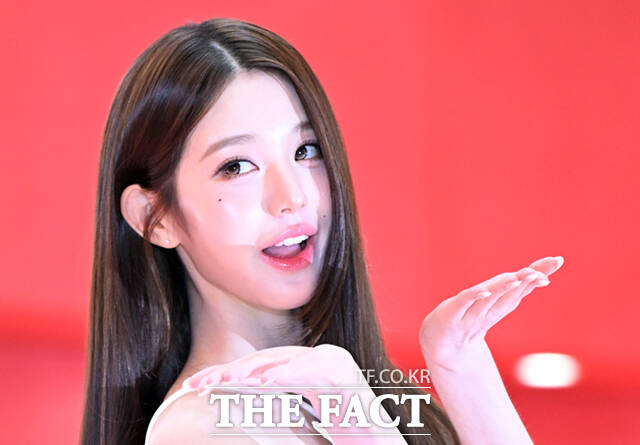 아이브 장원영이 11일 서울 송파구 롯데백화점 에비뉴엘 잠실점에 마련된 팝업스토어 '핑크 글로우 테크 라운지' 오픈 기념행사에 참석해 포즈를 취하고 있다. /이새롬 기자