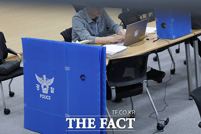 6·3 지방선거 '투표용지 부족 사태'를 수사하는 서울경찰청 광역범죄수사대 수사관들이 11일 오후 경기 과천시 중앙선거관리위원회 선거종합상황실에서 압수수색을 하고 있다. /과천=박헌우 기자