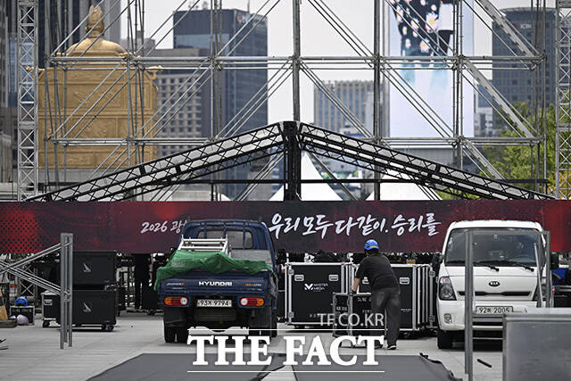 가설무대 뒤로 세종대왕상이 보이고 있다.