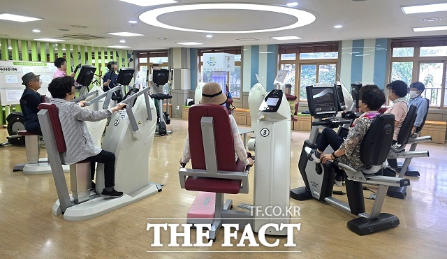 광명시 노인건강증진센터 '순환 근력 운동 프로그램' 참여자들이 순환운동기구에서 하지 기능과 균형 감각을 키우는 운동을 하고 있다. /광명시