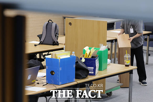 6·3 지방선거 '투표용지 부족 사태'를 수사하는 서울경찰청 광역범죄수사대 수사관들이 11일 오후 경기 과천시 중앙선거관리위원회 선거종합상황실에서 압수수색을 하고 있다. /과천=박헌우 기자