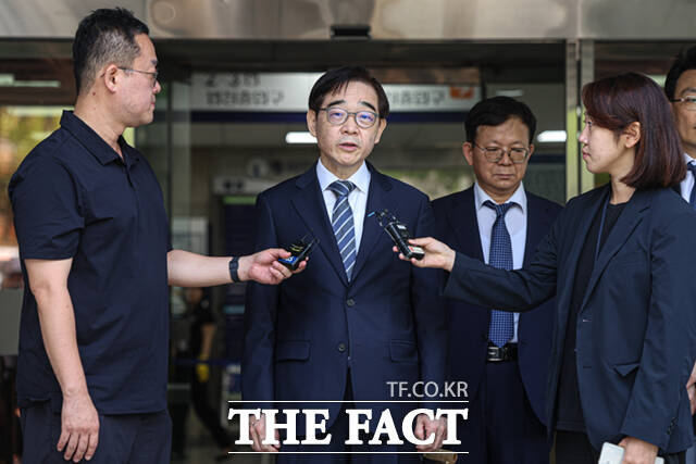 변호사 등록을 하지 않은 채 화천대유자산관리의 법률 상담을 하고 대가를 받은 혐의로 재판에 넘겨진 권순일 전 대법관이 11일 오전 서울 서초구 서울중앙지법에서 열린 1심에서 공소기각 선고를 받은 뒤 나서고 있다. /이새롬 기자
