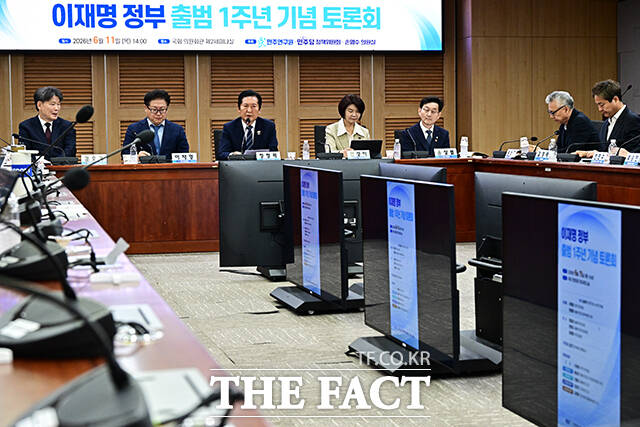 이재영 민주연구원장과 정청래 더불어민주당 대표, 한정애 정책위의장, 윤창렬 국무조정실장(아랫쪽 왼쪽 두번째부터)이 11일 오후 서울 여의도 국회 의원회관 제2세미나실에서 열린 이재명 정부 출범 1주년 기념 토론회에 참석해 기념사진 촬영을 하고 있다.