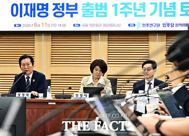 정청래 더불어민주당 대표(왼쪽)가 11일 오후 서울 여의도 국회 의원회관 제2세미나실에서 열린 이재명 정부 출범 1주년 기념 토론회에 참석해 축사를 하고 있다. /국회=배정한 기자