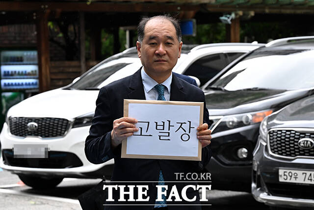 박순혁 씨가 지난 2024년 7월 서울 영등포경찰서를 방문해 국민연금 위탁자금의 에코프로비엠 자전거래 의혹을 받는 증권사와 대표를 금융투자업에 관한 법률 위반 및 업무상 배임죄로 고발하고 있다. /임영무 기자