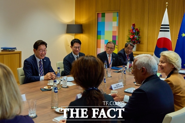 이재명 대통령은 한-유럽연합(EU) 정상회담에서 EU의 철강 무관세 쿼터와 관련해 한국 기업들이 불합리한 불이익을 받지 않도록 최선의 배려와 관심을 기울이도록 해 줄 것을 요청했다. 이 대통령이 10일(현지시간) 벨기에 브리쉘의 EU 이사회에서 안토니우 코스타 상임의장, 우르술라 폰 데어 라이엔 집행위원장과 정상회담을 갖고 있다. /청와대