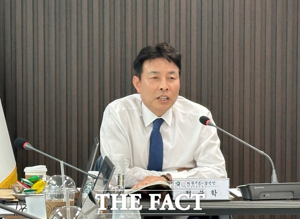 전문학 대전시 서구청장 당선인이 11일 경제환경국, 도시정책국, 안전건설국 업무보고를 받은 자리에서 현장에서 즉시 작동하는 재난대응 시스템 점검을 주문하고 있다. /전문학 당선인
