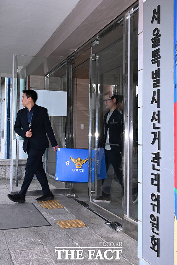 제9회 전국동시지방선거 투표용지 부족 사태를 수사중인 검경 합동수사본부 관계자들이 11일 오후 서울 종로구 서울특별시선거관리위원회에서 압수수색을 마친 뒤 압수수색 상자를 들고 나오고 있다. /김성렬 기자