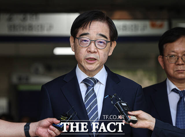 변호사 등록을 하지 않은 채 화천대유자산관리의 법률 상담을 하고 대가를 받은 혐의로 재판에 넘겨진 권순일 전 대법관이 11일 오전 서울 서초구 서울중앙지법에서 열린 1심에서 공소기각 선고를 받은 뒤 나서고 있다. /이새롬 기자